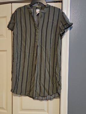 H&M Gray Button-Front Tunic Top